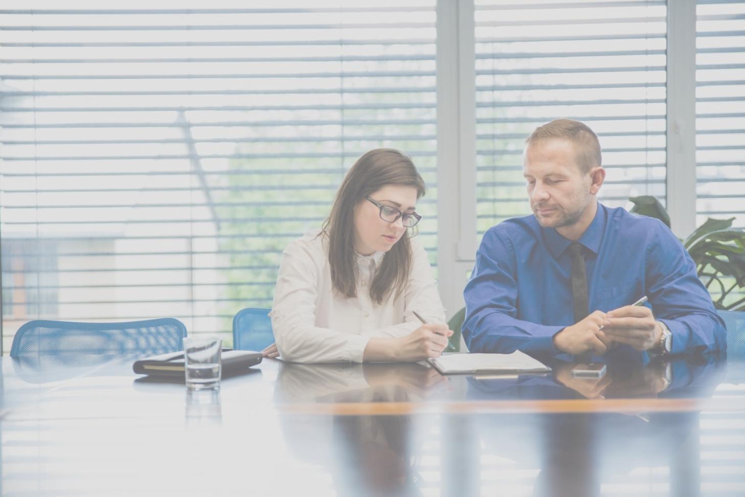 Session de formation en finance personnelle avec des collaborateurs engagés dans des exercices pratiques