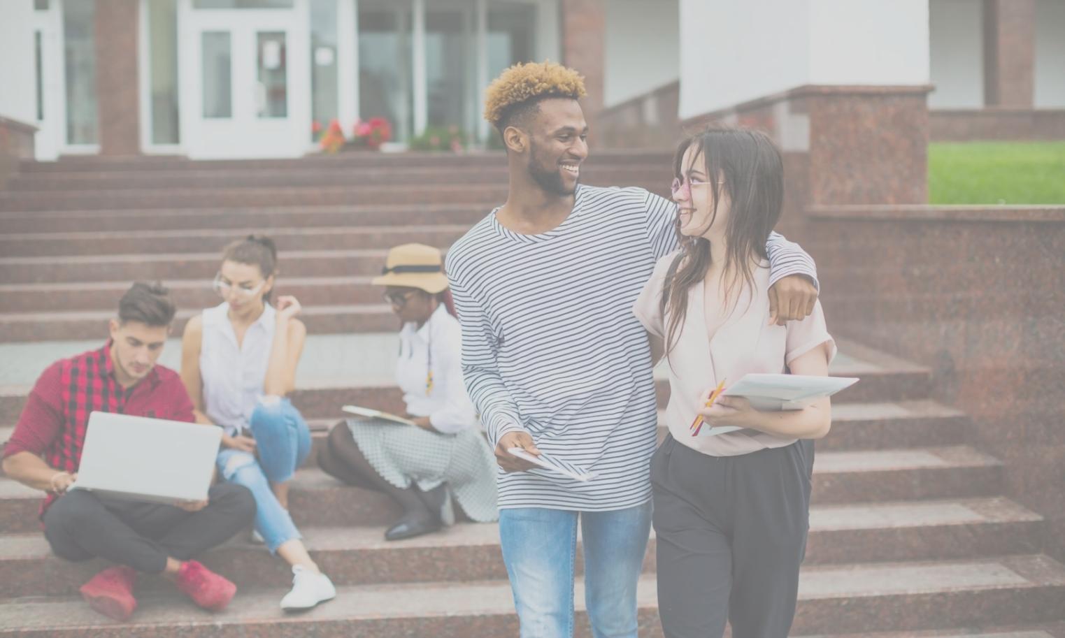 Salle de formation équipée pour l'apprentissage des compétences financières